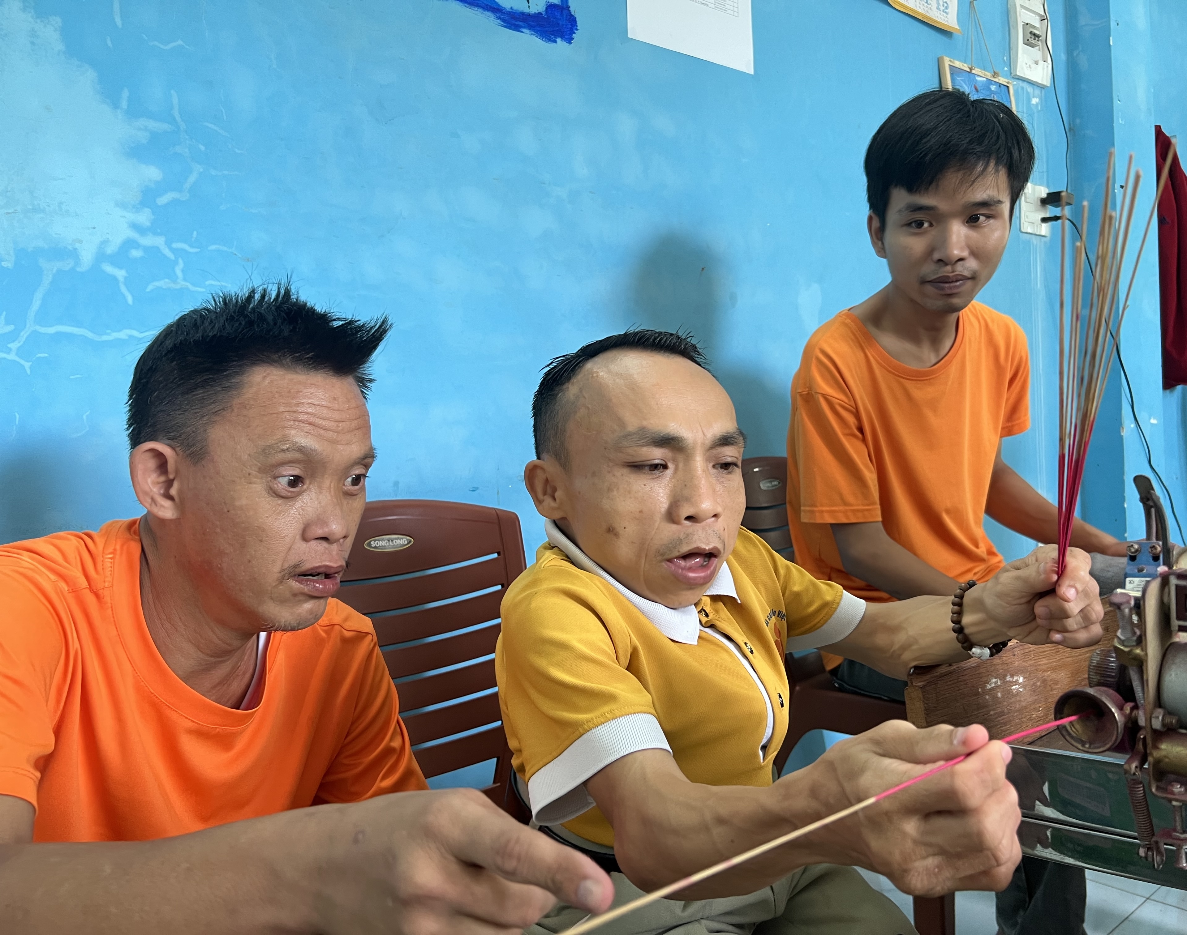 ຫງວຽນງອັກເຟືອງ - ອາຈານບືນຕົວຂຶ້ນຈາກສະພາບຫຍຸ້ງຍາກ